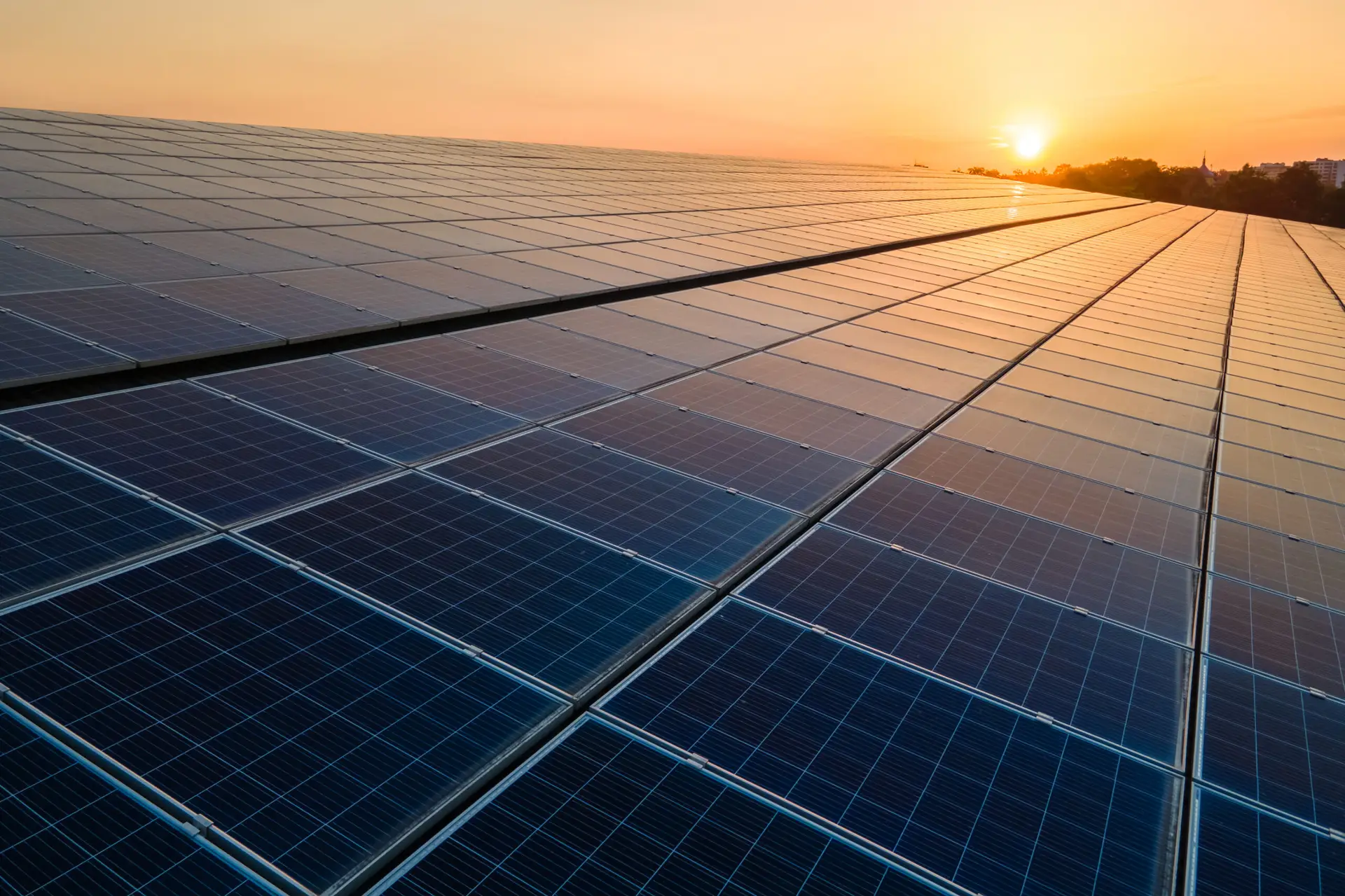 Solarpanels auf einer Gebäudefassade