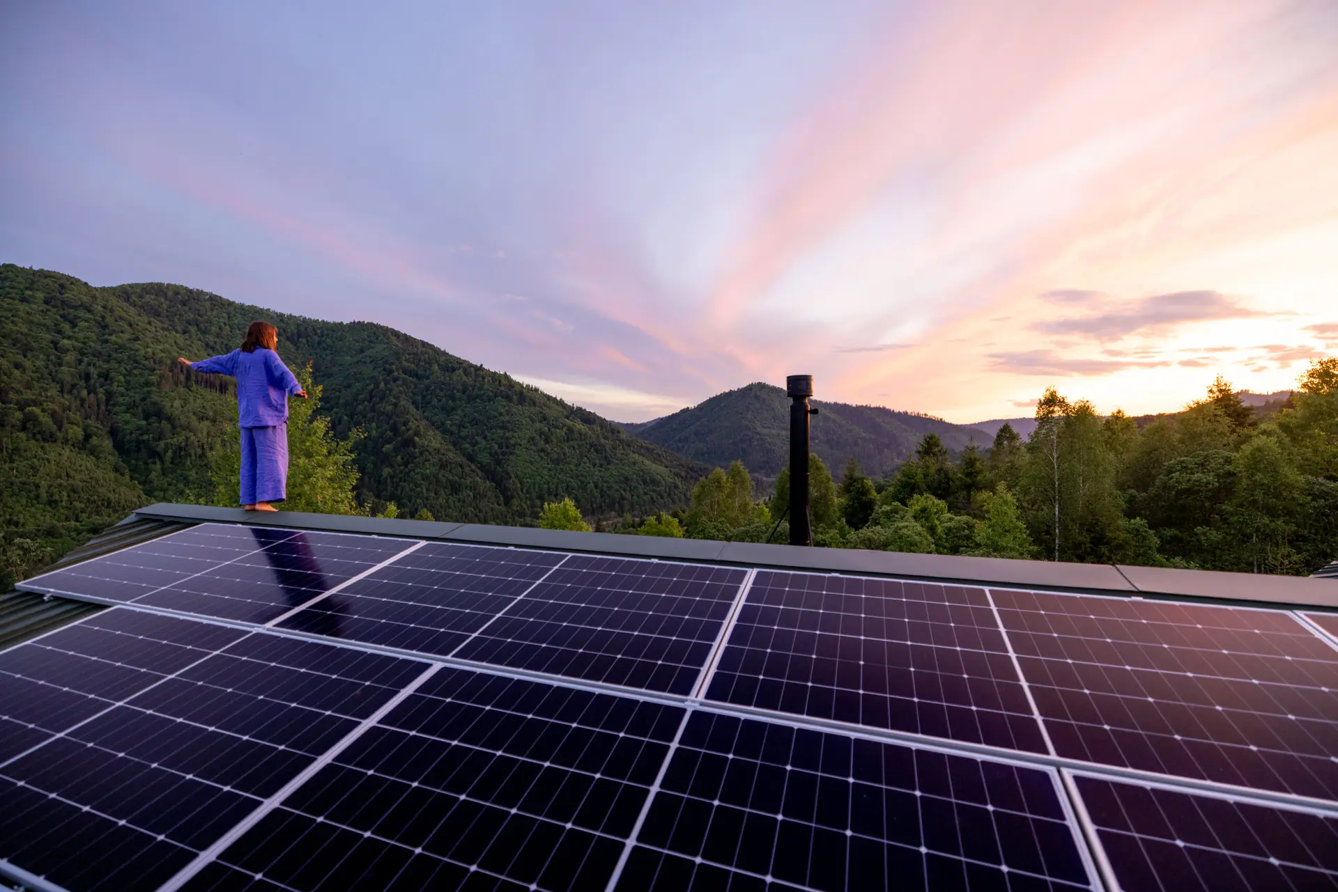 Solarpanels auf einem Dach in den Bergen
