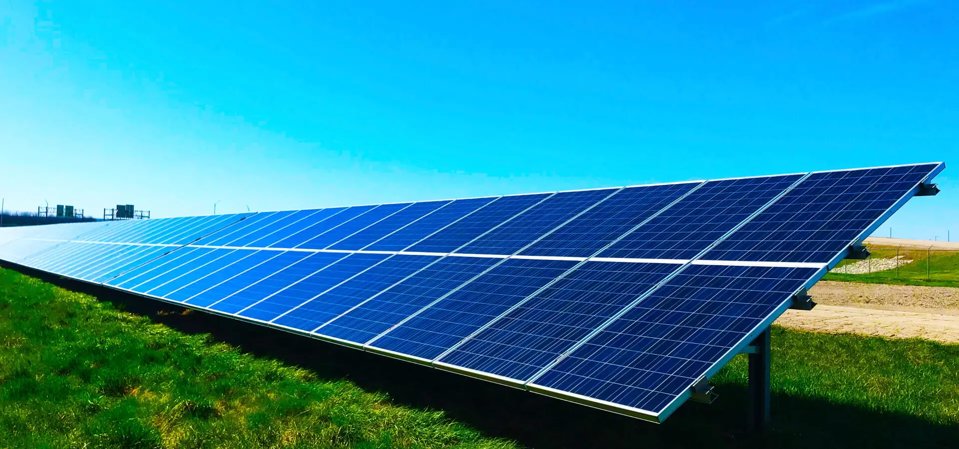 Solarinfrastruktur in einer Landschaft