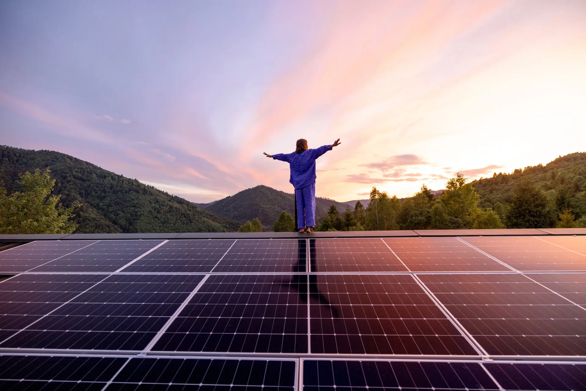 Solarpanels auf einem Hausdach in den Bergen