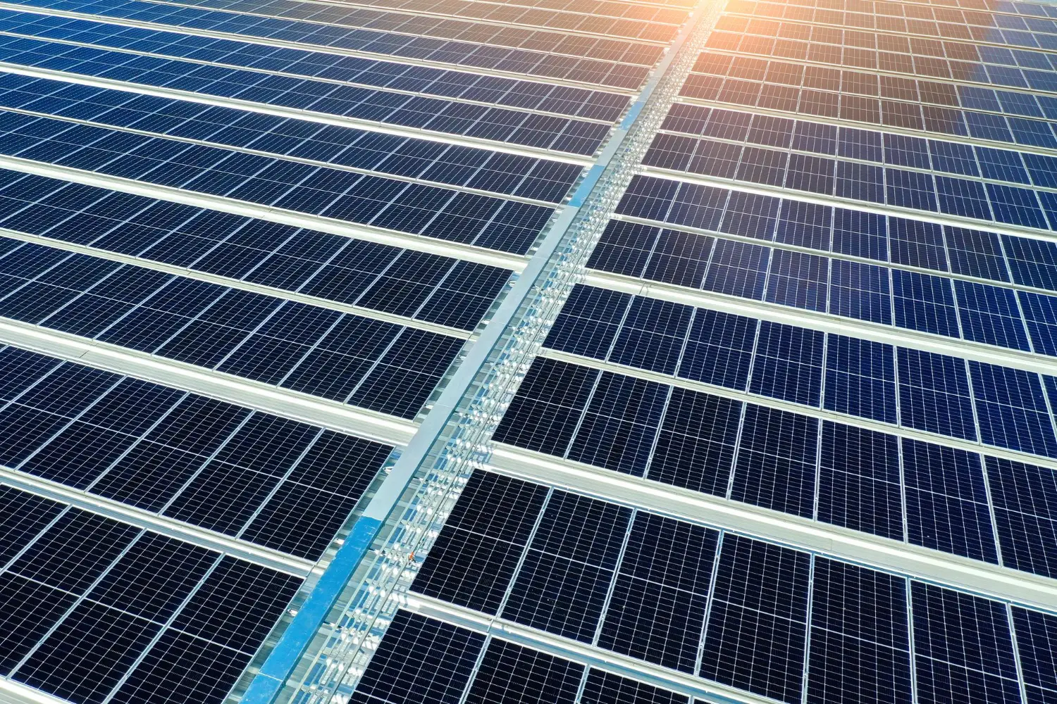 Weite Landschaft mit Solarinfrastruktur
