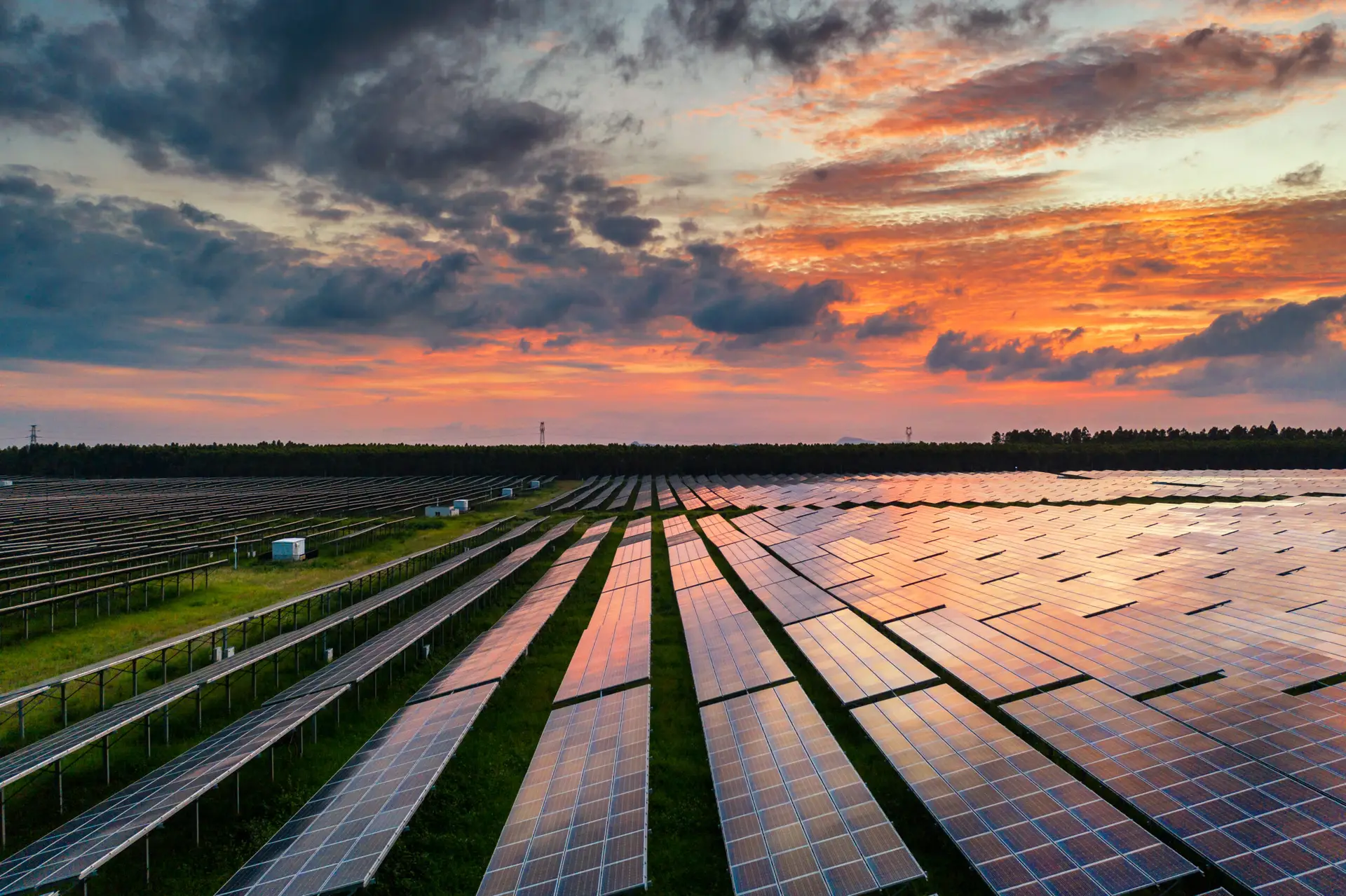 Solarpark in einer weiten Landschaft