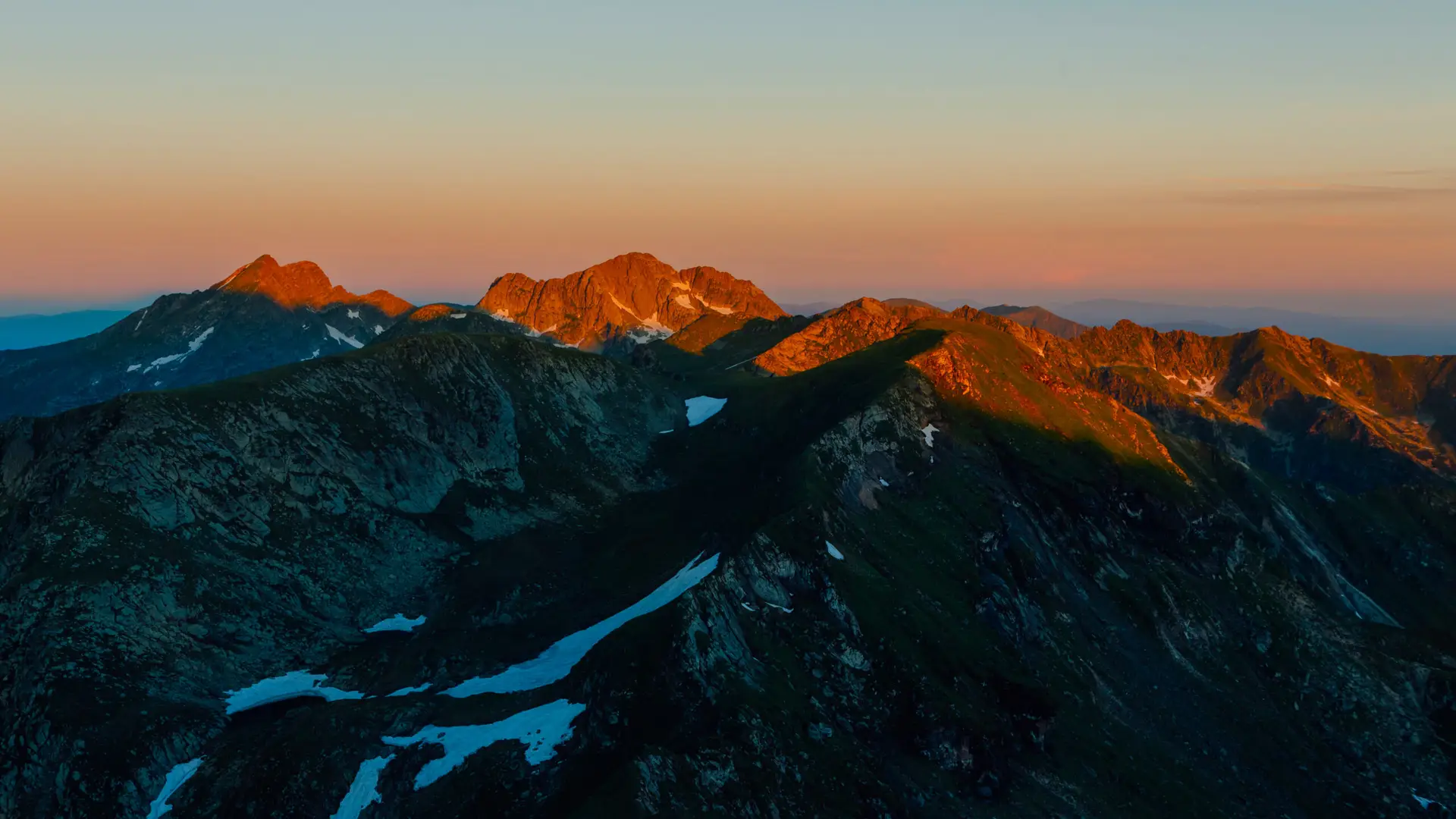 Sonnenaufgang in einer Berglandschaft