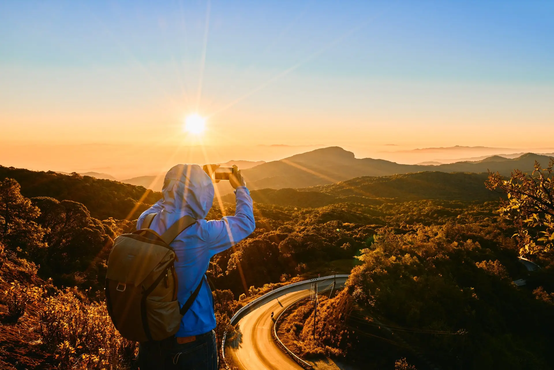 Person mit Rucksack in einer Berglandschaft