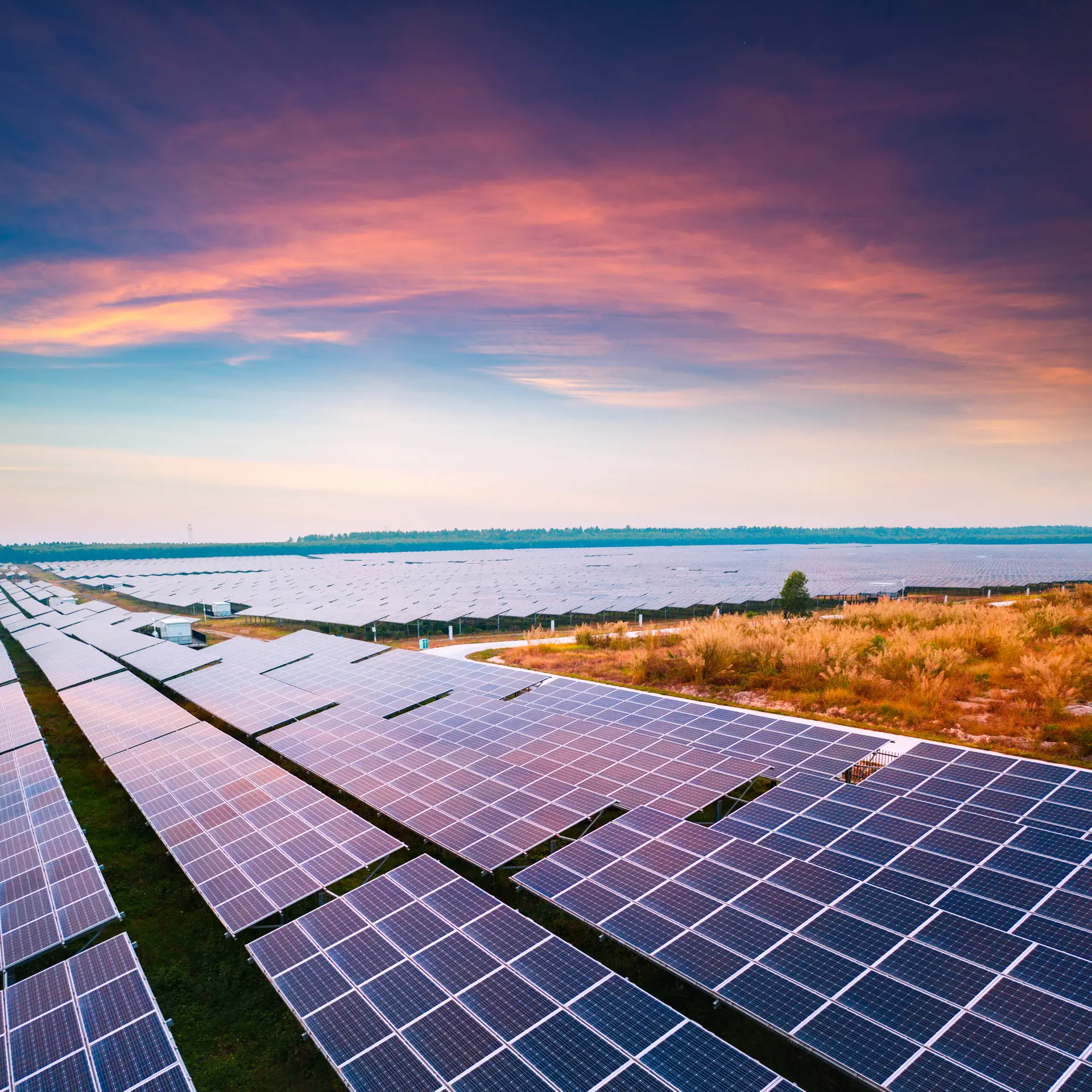 Solarpanels bei Sonnenuntergang