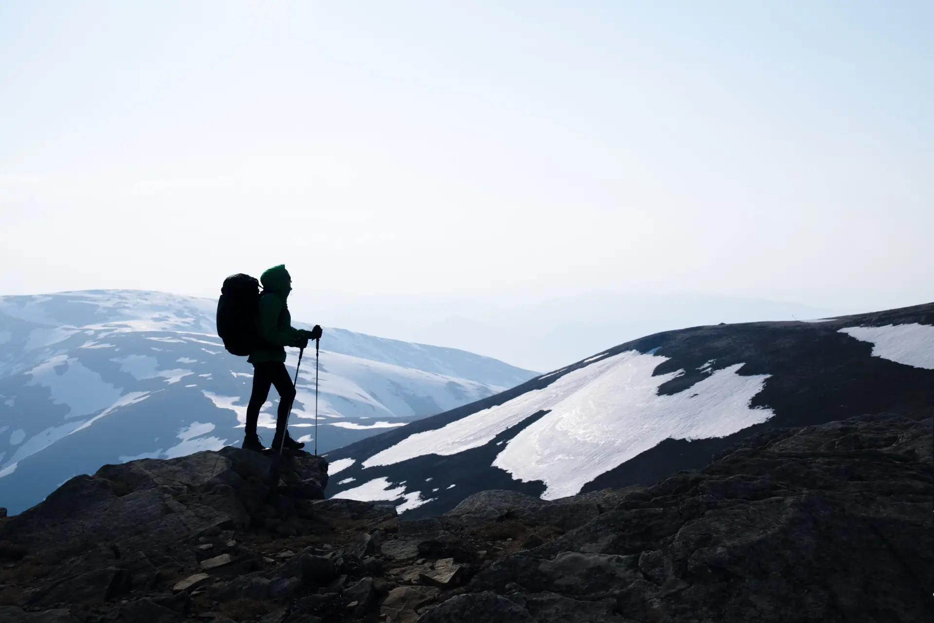 Solarpanels vor einer Berglandschaft