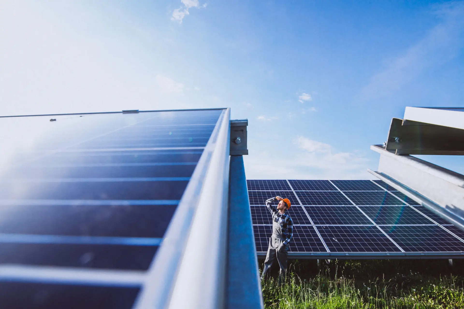 Monteur bei der Arbeit an einer Solaranlage