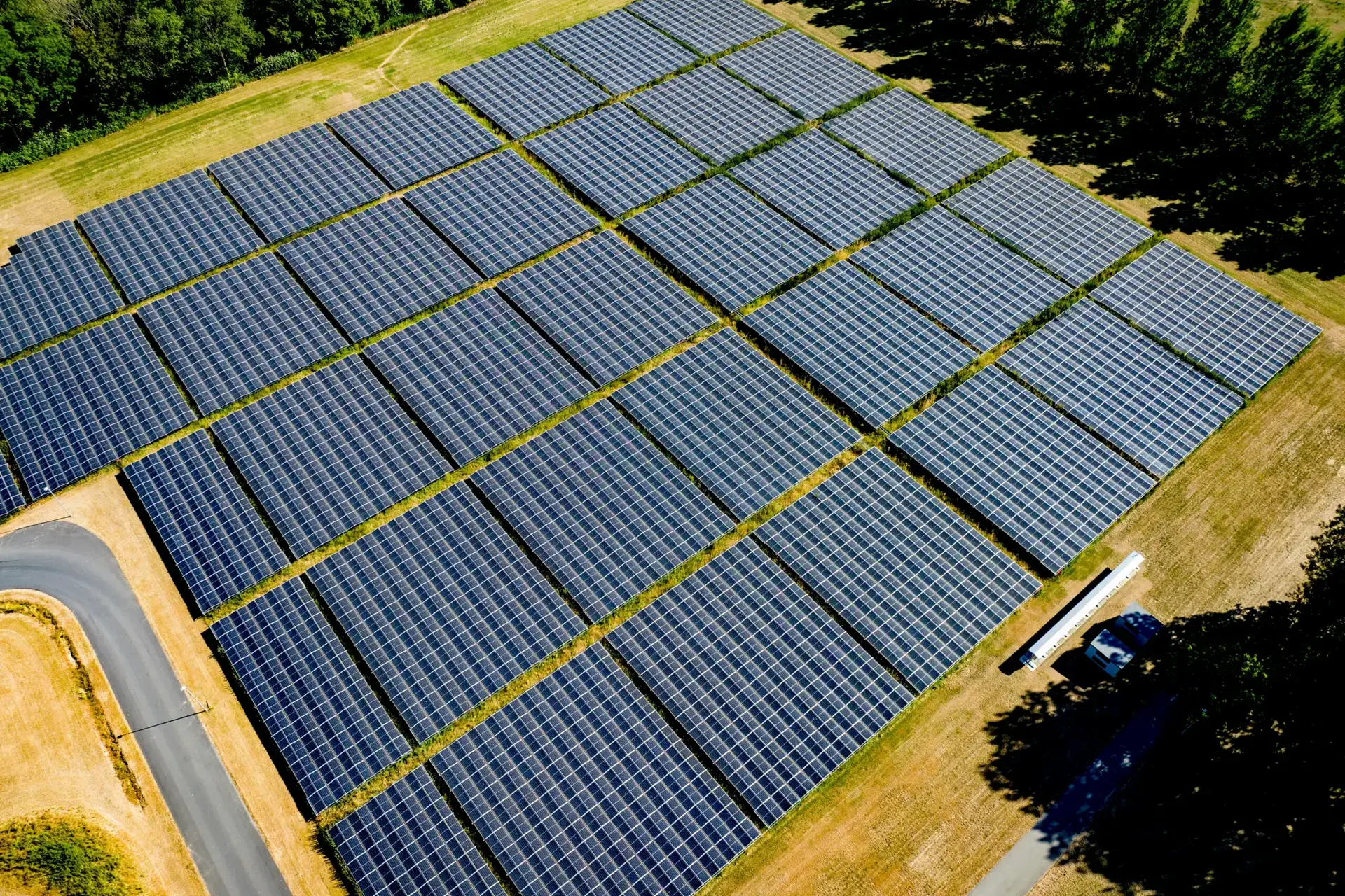 Drohnenaufnahme eines Solarprojekts
